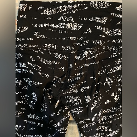 Lululemon Full-On Luxtreme Wunder Under
Legging, Hi-Rise, Graf Black White, Sz 6 - Picture 9 of 14